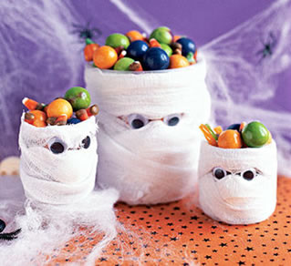 Rolled-up mummies with candies